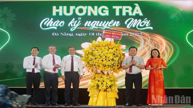 Lãnh đạo Hội đồng nhân dân thành phố Đà Nẵng tặng lẵng hoa chúc mừng Đảng bộ, chính quyền và nhân dân phường Hương Trà.