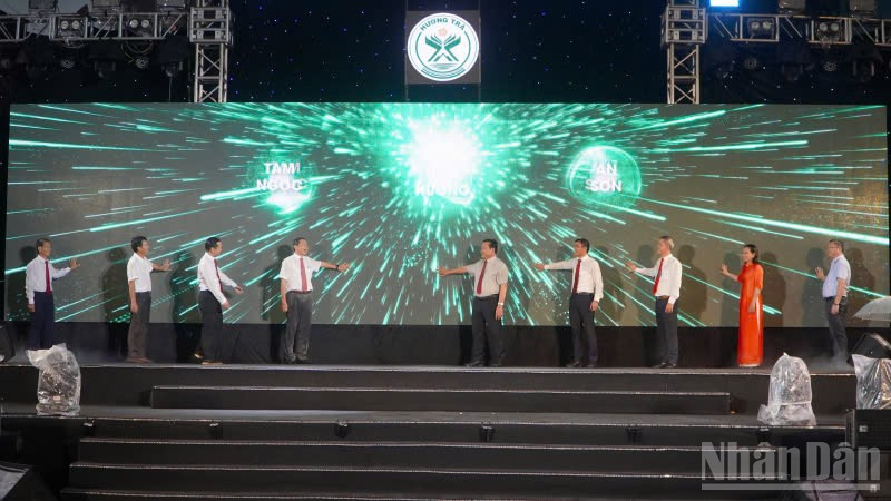 Lãnh đạo thành phố Đà Nẵng và phường Hương Trà cùng thực hiện nghi thức ấn nút chào mừng phường Hương Trà. ndo_br_z6761931537523-54ea925fb4ccb29297e48dad0f36e3c8.jpg