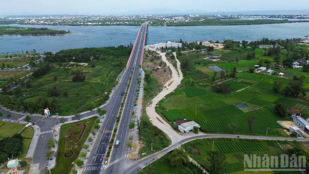 Trục đường Võ Chí Công nối với cầu Cửa Đại nhìn từ trên cao. ndo_br_cau-cua-dai.jpg
