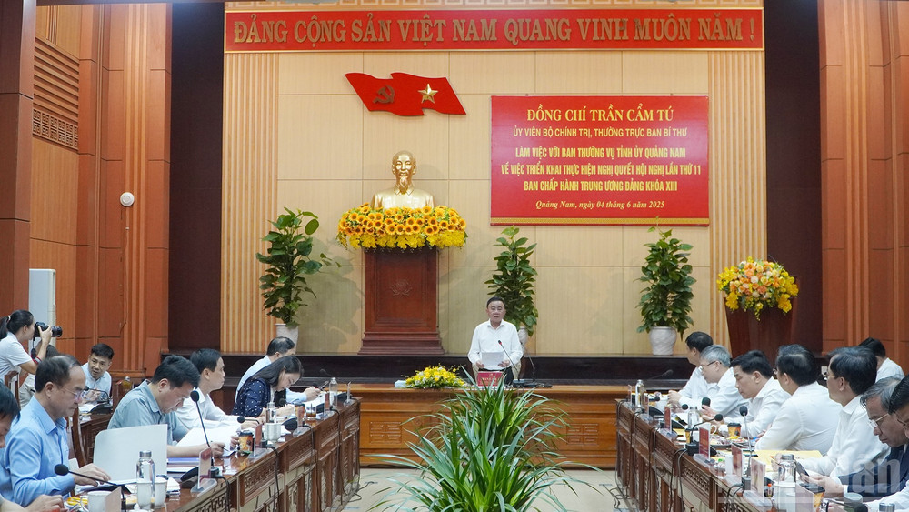 Đồng chí Trần Cẩm Tú, Ủy viên Bộ Chính trị, Thường trực Ban Bí thư, phát biểu kết luận buổi làm việc. ndo_br_22.jpg