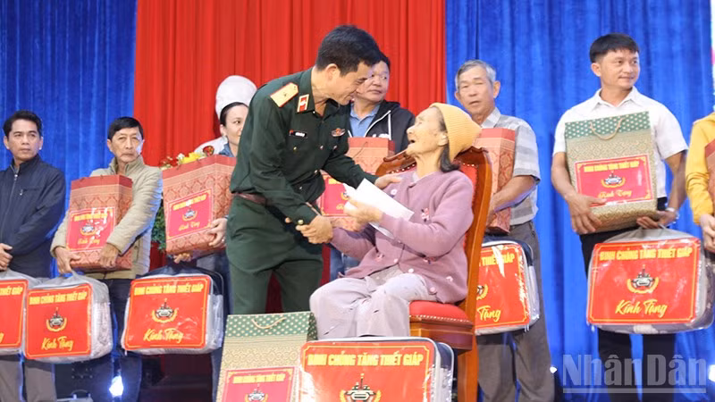 Thiếu tướng Hoàng Văn Lợi, Chính ủy Binh chủng Tăng thiết giáp thăm hỏi mẹ Việt Nam Anh hùng.