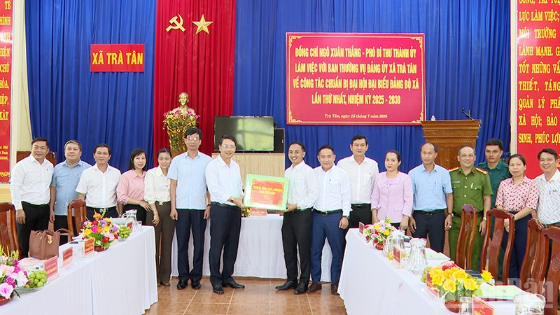 Đồng chí Ngô Xuân Thắng, Phó Bí thư Thành ủy Đà Nẵng cùng đoàn công tác tặng quà cho Đảng ủy xã Trà Tân.