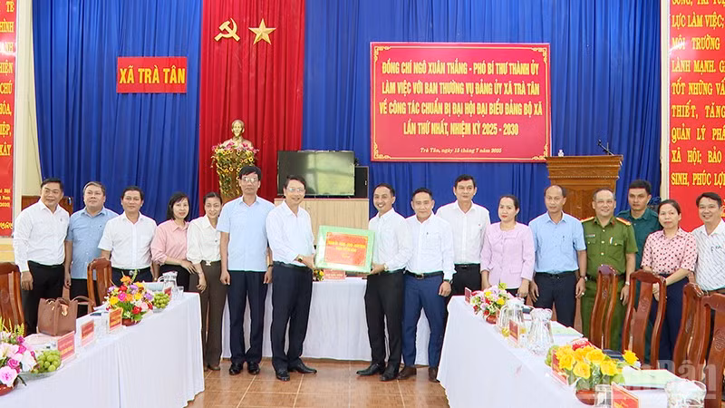 Đồng chí Ngô Xuân Thắng, Phó Bí thư Thành ủy Đà Nẵng cùng đoàn công tác tặng quà cho Đảng ủy xã Trà Tân.