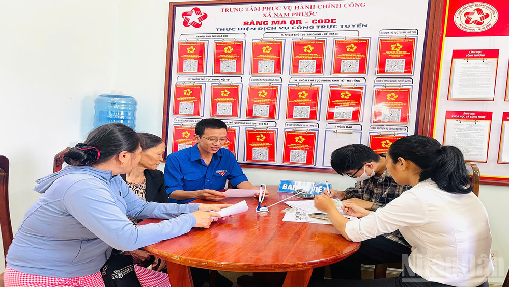 Đoàn thanh niên xã Nam Phước hỗ trợ người dân làm thủ tục hành chính tại Trung tâm phục vụ hành chính công xã. ndo_br_8.jpg