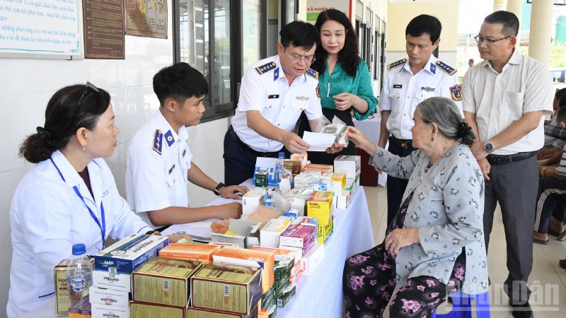 Bộ Tư lệnh Vùng Cảnh sát biển 2 tổ chức khám bệnh, cấp thuốc miễn phí cho nhân dân trên địa bàn.