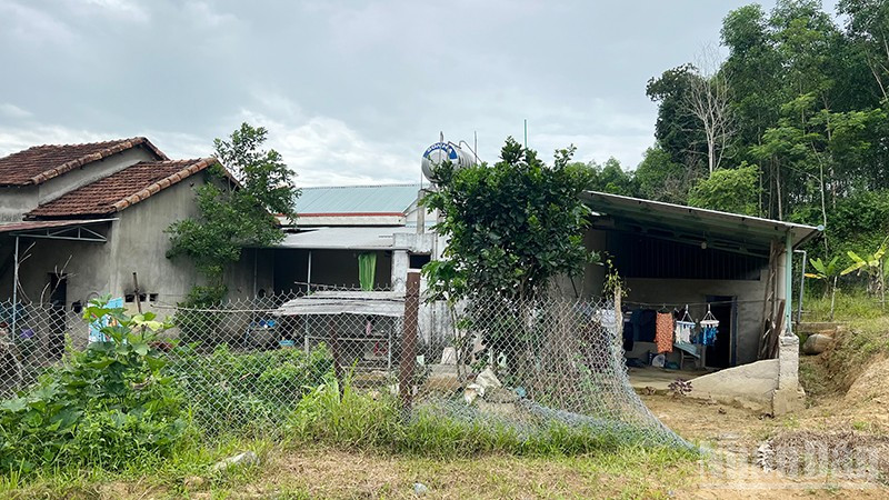 Phần diện tích nhà ở của ông Huỳnh Đức Hành, khối phố Phái Bắc, xã Tiên Phước còn vướng mắc trong giải phóng mặt bằng. ndo_br_12-2321.jpg