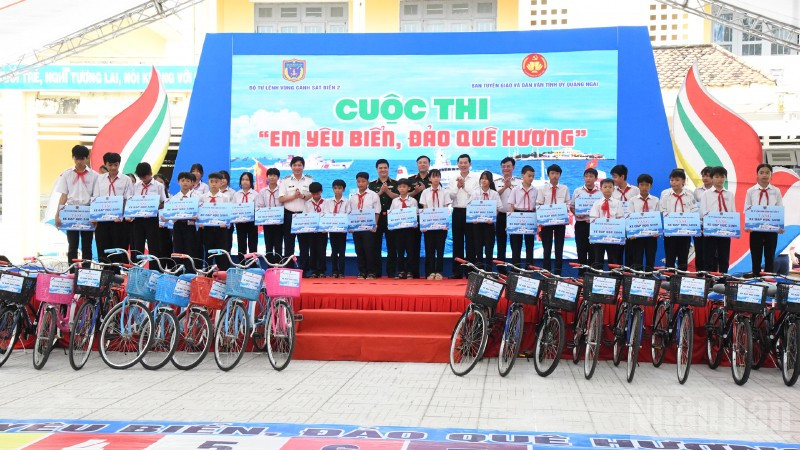 Trao tặng xe đạp cho các em học sinh có hoàn cảnh khó khăn trong cuộc thi “Em yêu biển, đảo quê hương”. ndo_br_a6.jpg