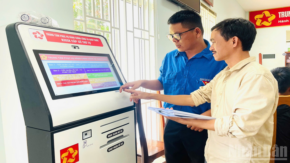 Đoàn thanh niên xã Nam Phước hỗ trợ người dân làm thủ tục hành chính tại Trung tâm phục vụ hành chính công xã. ndo_br_9.jpg