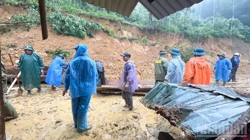 Lực lượng Ban Chỉ huy phòng thủ dân sự xã La Dêê phối hợp cùng lực lượng Biên phòng tổ chức di dời tài sản, nhà cửa của người dân bị sạt lở.