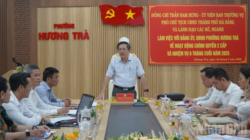 Phó Chủ tịch Ủy ban nhân dân thành phố Đà Nẵng Trần Nam Hưng phát biểu tại buổi làm việc với Đảng ủy, Ủy ban nhân dân phường Hương Trà.