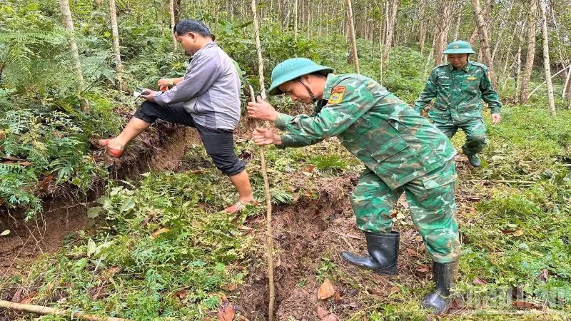 Lực lượng chức năng xã Đắc Pring kiểm tra khảo sát thực tế vết nứt tại thôn 57. 