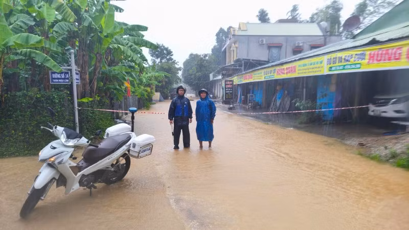 Các lực lượng chức năng của xã Đại Hưng, huyện Đại Lộc, tỉnh Quảng Nam tổ chức chốt chặn ở những vị trí xung yếu.