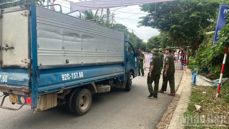 Xã Sơn Cẩm Hà lập chốt kiểm dịch động vật để kiểm soát dịch tả lợn châu Phi. ndo_br_chot-2-1.jpg