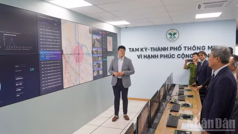 Các đại biểu tham gia tìm hiểu thực tế vận hành của Trung tâm điều hành đô thị thông minh tại phường Tam Kỳ.