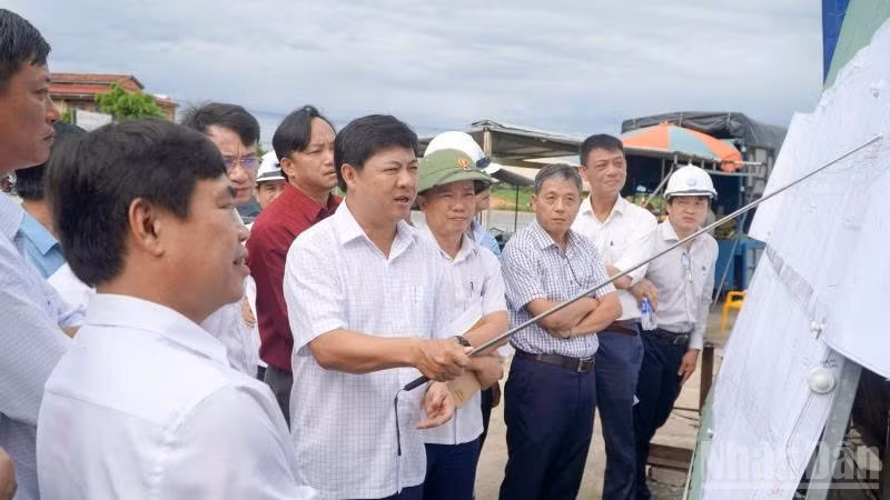 Chủ tịch Ủy ban nhân dân thành phố Đà Nẵng Lương Nguyễn Minh Triết kiểm tra thực tế tại Dự án Liên kết vùng miền trung tỉnh Quảng Nam.