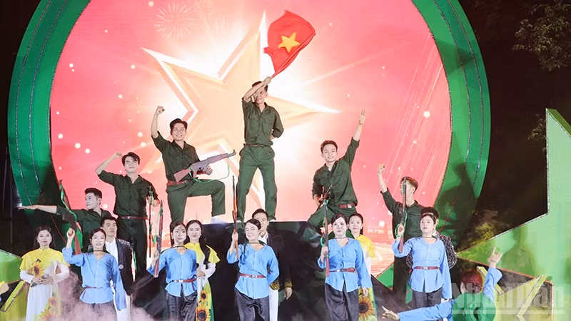 Những tiết mục nghệ thuật được dàn dựng công phu, đặc sắc, giàu cảm xúc, tái hiện những trang sử hào hùng của dân tộc, đồng thời tôn vinh vẻ đẹp quê hương.