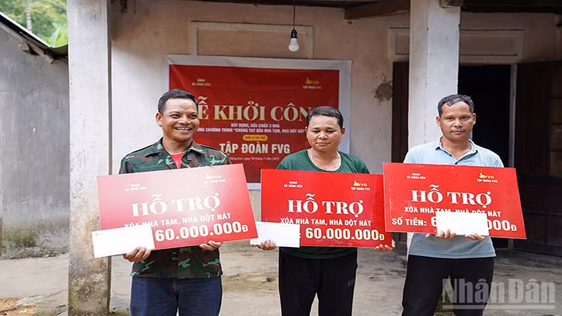 Ba hộ dân có hoàn cảnh khó khăn tại xã Sông Kôn, thành phố Đà Nẵng được Tập đoàn FVG hỗ trợ xây dựng nhà mới.