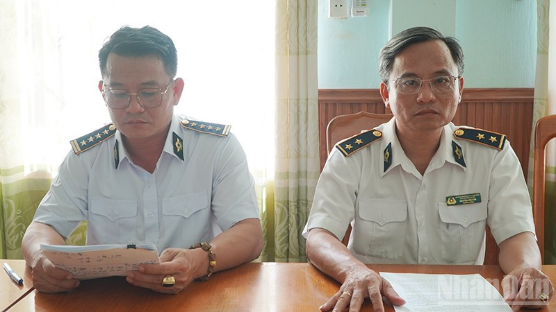 Cán bộ Chi cục chăn nuôi và thú y, Sở Nông nghiệp và Môi trường thành phố Đà Nẵng làm việc về tình hình dịch bệnh tại phường Quảng Phú. ndo_br_dfsf.jpg