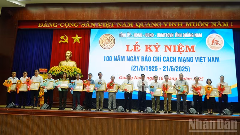 Bí thư Tỉnh ủy Quảng Nam Lương Nguyễn Minh Triết tặng Bằng khen cho các tập thể vì đã có thành tích tiêu biểu xuất sắc trong hoạt động báo chí trên địa bàn tỉnh Quảng Nam.