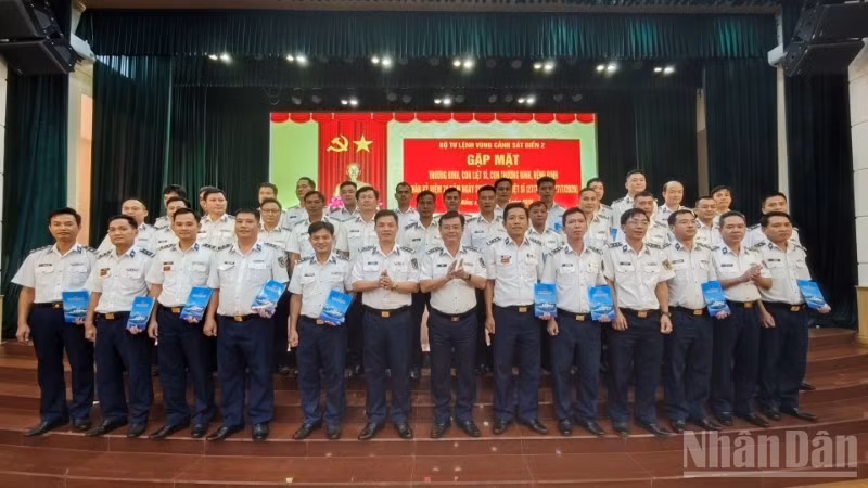 Đại biểu tham dự gặp mặt chụp ảnh lưu niệm với các đồng chí thương binh, con liệt sĩ, con thương binh, con bệnh binh.
