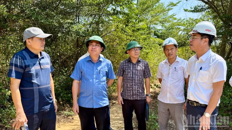 Đoàn công tác của Ủy ban nhân dân thành phố Đà Nẵng kiểm tra tình hình triển khai thực hiện các dự án tại Khu Công nghiệp Tam Anh, tại xã Tam Anh. 