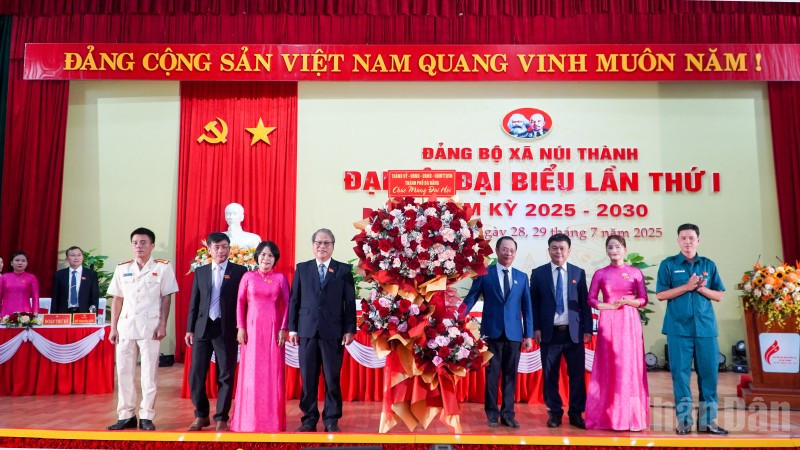 Lãnh đạo thành phố Đà Nẵng tặng hoa chúc mừng đại hội. ndo_br_dsc08020.jpg