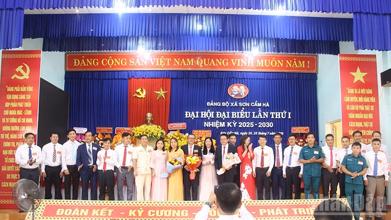Ban Chấp hành Đảng bộ xã Sơn Cẩm Hà, nhiệm kỳ 2025-2030 ra mắt đại hội.