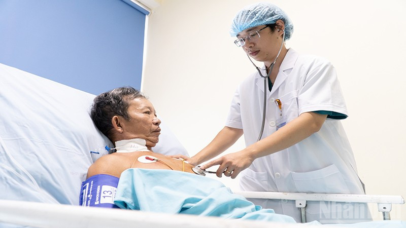 Bác sĩ thăm khám cho người bệnh N. T. D. sau khi được điều trị sốc phản vệ do ong vò vẽ đốt hơn 30 vết.