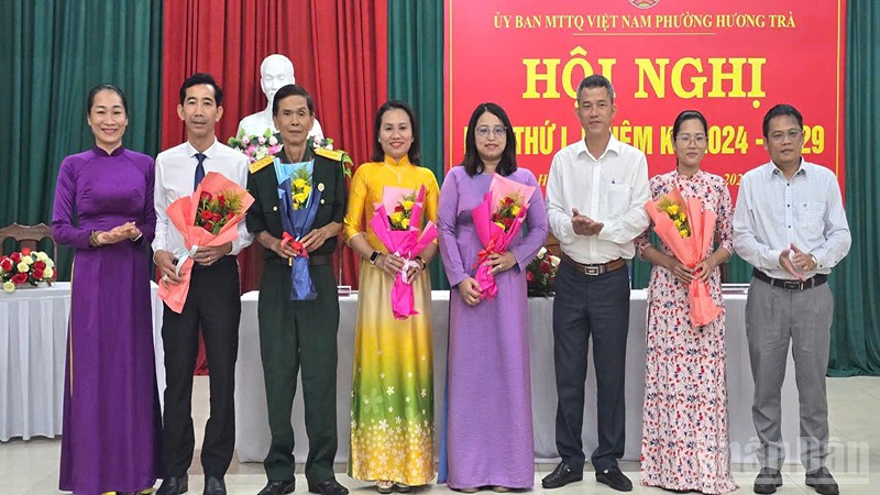 Ban Thường trực Ủy ban Mặt trận Tổ quốc Việt Nam phường Hương Trà nhiệm kỳ 2024-2029 ra mắt.
