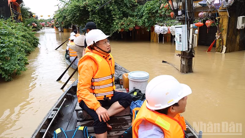 EVNCPC nỗ lực khắc phục sự cố điện, khôi phục cấp điện an toàn cho người dân sau lũ.