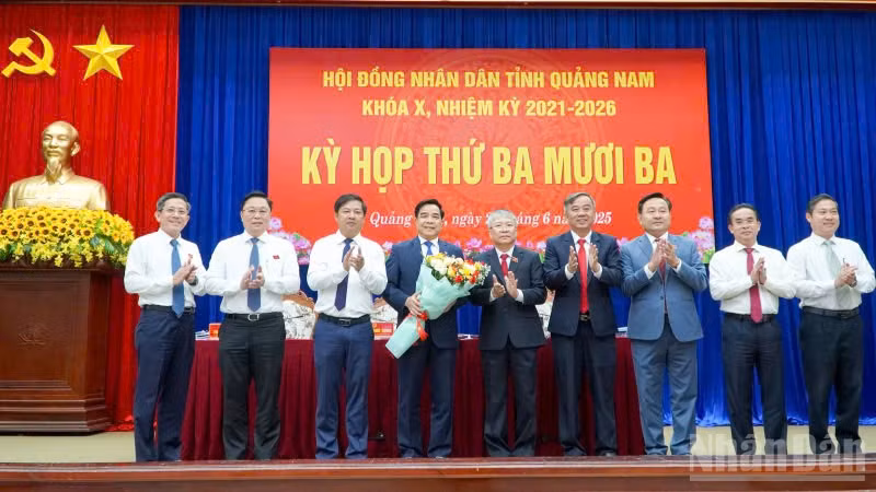 Lãnh đạo tỉnh Quảng Nam tặng hoa cho Chủ tịch Ủy ban nhân dân tỉnh Quảng Nam Lê Văn Dũng.