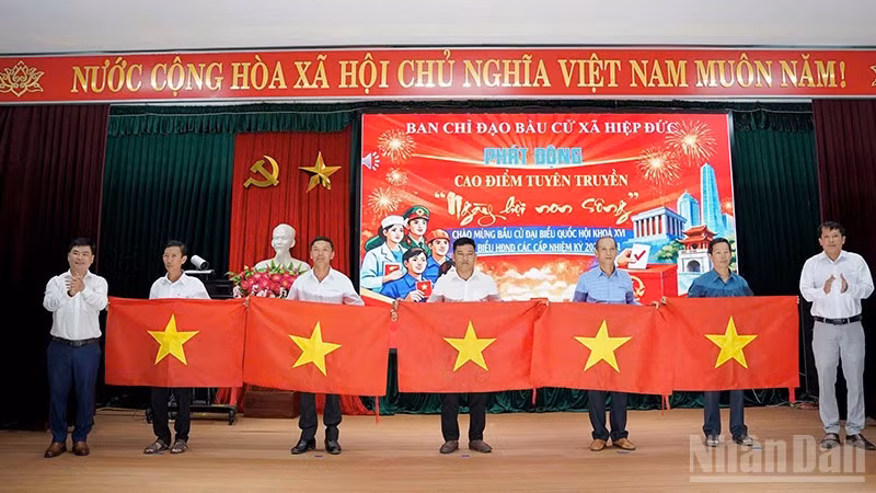 Ban Chỉ đạo Bầu cử xã Hiệp Đức trao tặng 150 cờ Tổ quốc cho các thôn nhằm hưởng ứng tuyên truyền.