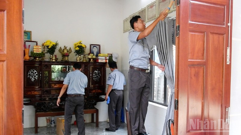 Chi đội kiểm ngư số 3 tổ chức vệ sinh, dọn dẹp nhà cửa cho gia đình mẹ Ngô Thị Cang. ndo_br_3.jpg
