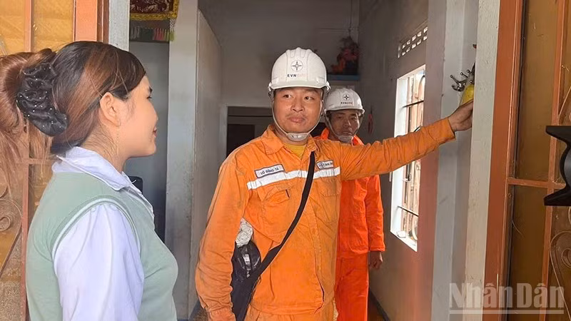 EVNCPC xác định rõ tinh thần “không để người dân chờ điện khi nhà đã được khôi phục”.