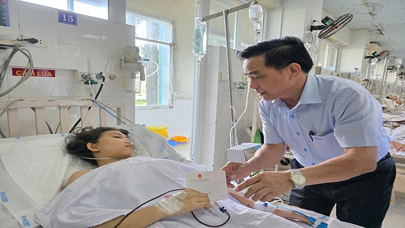 Chủ tịch Ủy ban nhân dân tỉnh Quảng Nam Lê Văn Dũng thăm hỏi, động viên các hành khách bị thương trong vụ tai nạn.