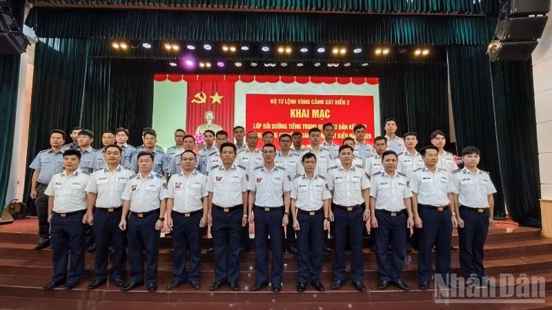 Học viên lớp bồi dưỡng tiếng Trung Quốc năm 2026 chụp ảnh lưu niệm cùng Thủ trưởng Vùng Cảnh sát biển 2.