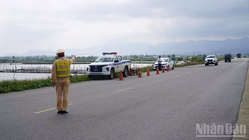 Lực lượng Cảnh sát giao thông Công an thành phố Đà Nẵng siết chặt xử lý vi phạm tốc độ và nồng độ cồn dịp Tết.