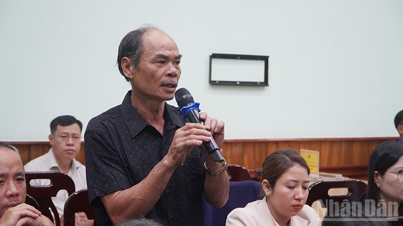 Cử tri Hoàng Ngọc Trác, thôn 4, xã Nam Trà My phát biểu tại buổi tiếp xúc. ndo_br_2-4609.jpg