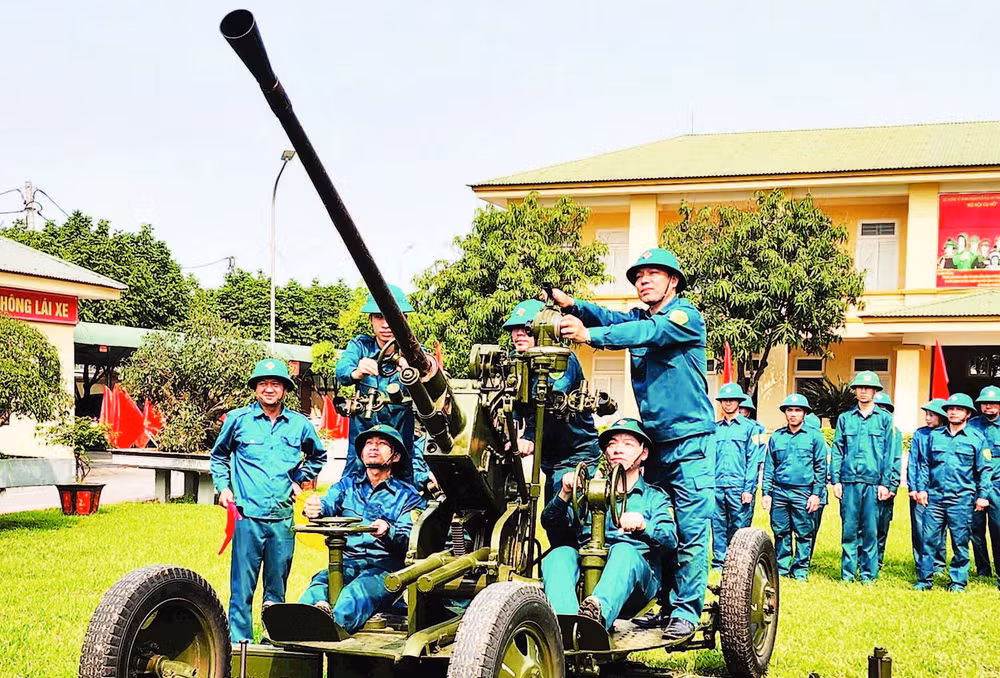 Lực lượng dân quân tự vệ tỉnh Hà Tĩnh thi đua huấn luyện giỏi (Ảnh Báo Quân khu 4).