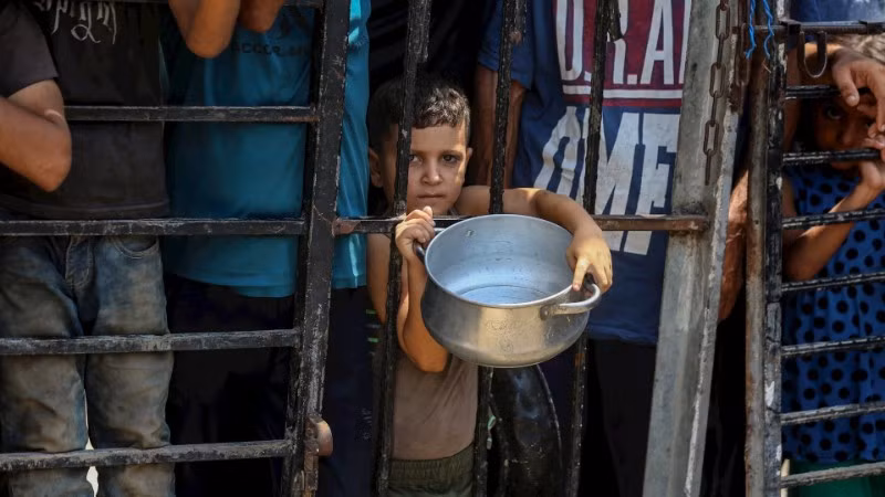 Người dân chờ được phát thực phẩm viện trợ ở Gaza. (Ảnh: TÂN HOA XÃ)