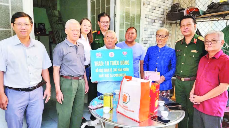 Hội Nạn nhân chất độc da cam/dioxin Việt Nam trao hỗ trợ sinh kế, tặng nạn nhân chất độc da cam/dioxin. (Ảnh BTC)
