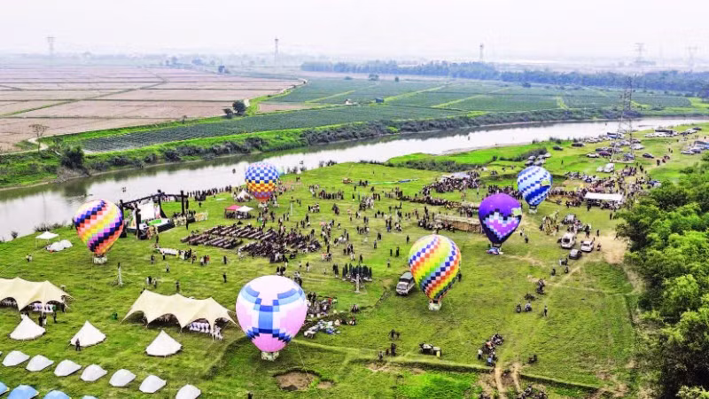 Không gian cắm trại kết hợp trình diễn khinh khí cầu bên dòng sông Cà Lồ.