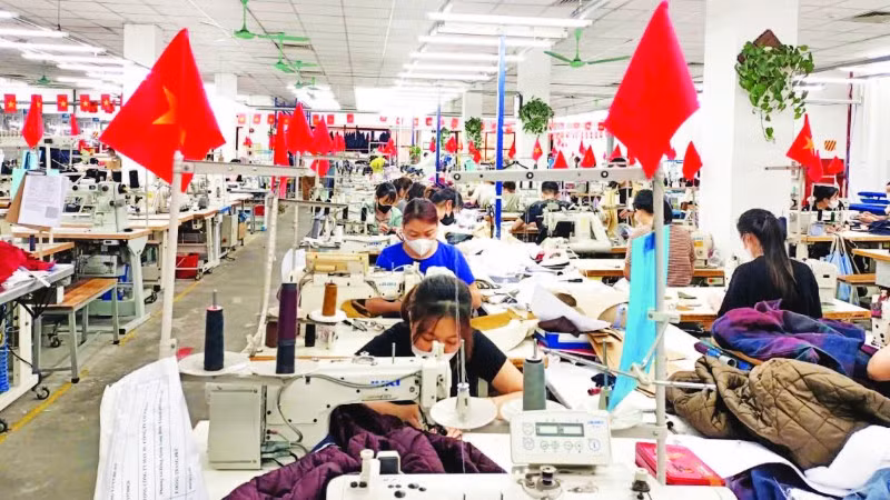 Sản xuất hàng dệt may xuất khẩu tại Tổng công ty May 10.