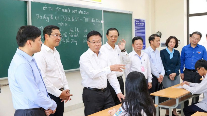 Phó Thủ tướng Lê Thành Long thăm hỏi, động viên các thí sinh đang nghe quy chế, hướng dẫn thủ tục thi.