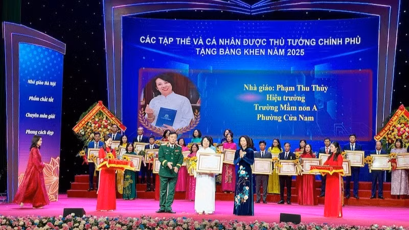 Nhà giáo Phạm Thu Thủy nhận bằng khen của Thủ tướng Chính phủ nhân Ngày nhà giáo Việt Nam 20/11/2025.