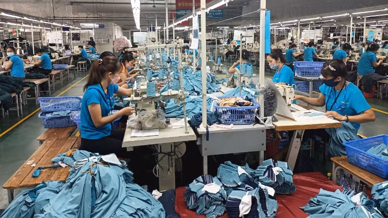 Sản xuất hàng may mặc tại Tổng công ty cổ phần Dệt may Hà Nội.