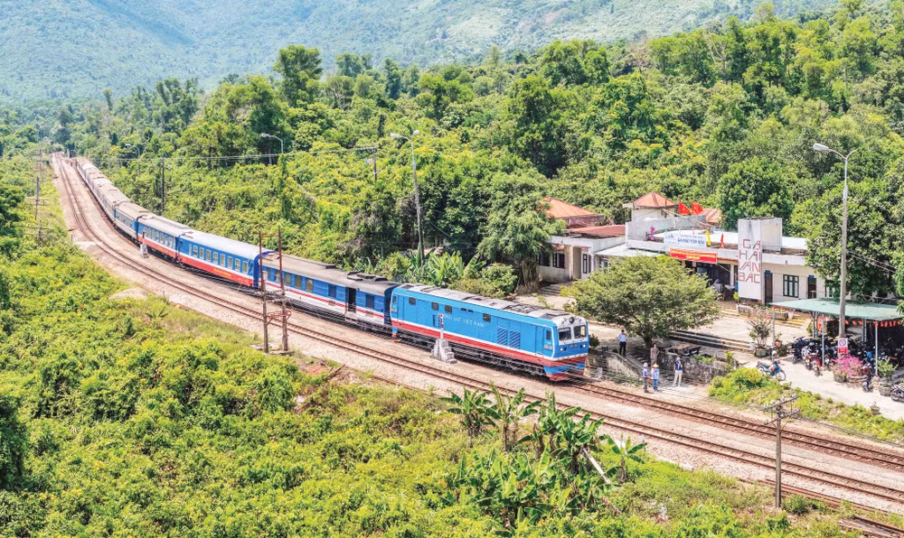 Tàu đi qua ga Hải Vân Bắc, thành phố Huế (Ảnh: QUANG TUẤN)