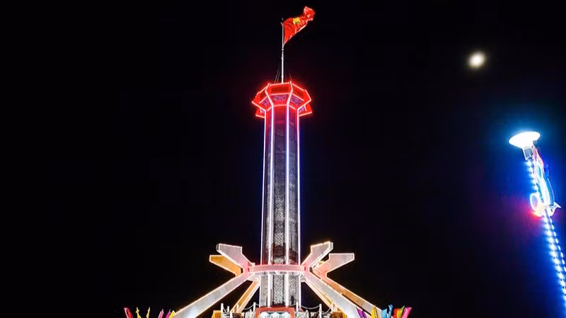 Cột cờ trên đặc khu Cồn Cỏ uy nghi, lung linh ánh điện.