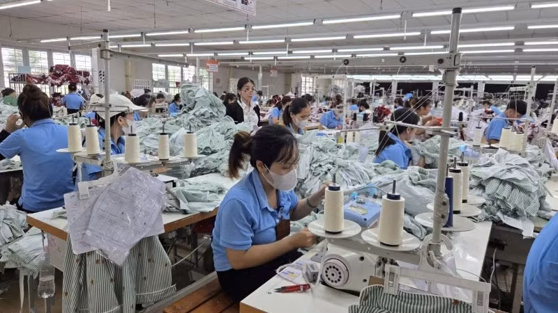 May quần áo xuất khẩu tại Nhà máy may Hòa Thọ (Quảng Ngãi). (Ảnh: MINH KHÔI)