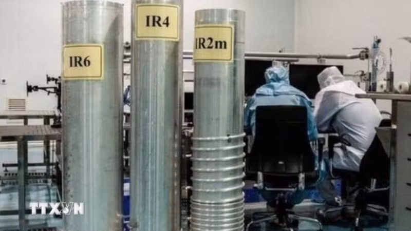 Kỹ thuật viên làm việc tại một cơ sở hạt nhân của Iran. (Ảnh: IRNA/TTXVN)
